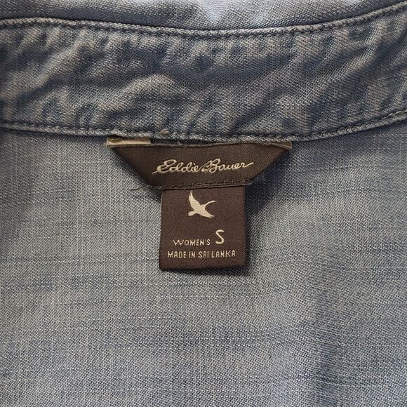 Eddie Bauer Light Denim Button Down Long Sleeve Top Size Small - Picture 12 of 15